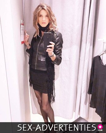 Geil meisje met een penis op zoek naar een kerel