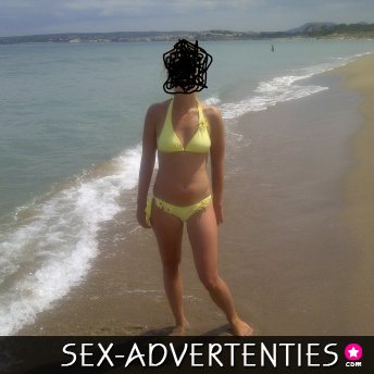 Tienermeisje is bloed geil en nat..