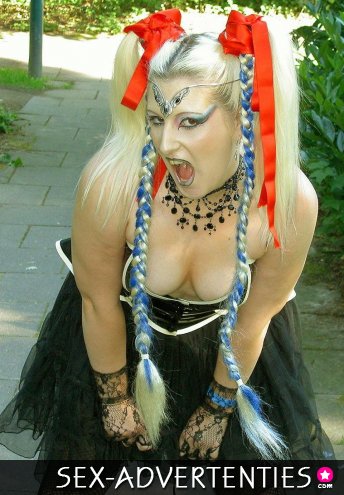 Dominante cosplay girl zoekt onderdanige man.