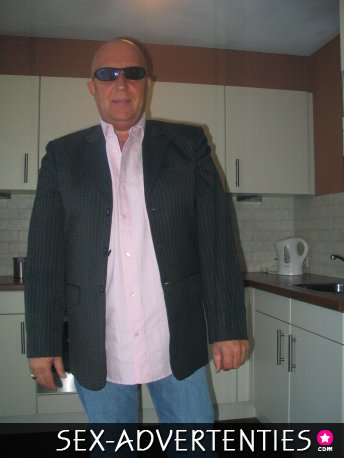 Ik kijk als vrouw voor mij poept.