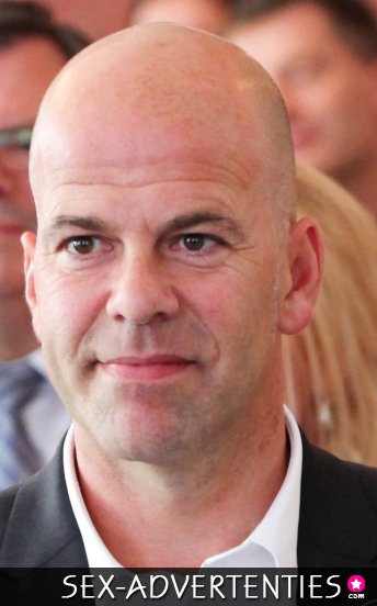 Jonge vrouwen vastbinden en spanken van tieten kontje en kutje!