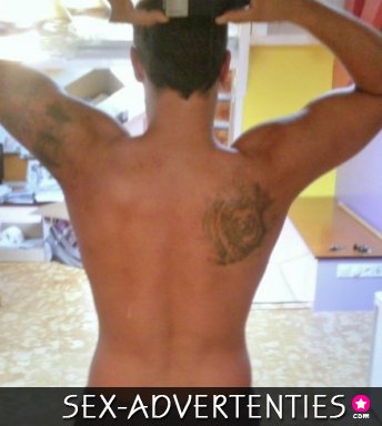 Knappe sexy man wil graag dames verwennen