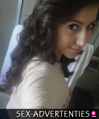 Nieuwsgierige lesbi wil een pik voelen!