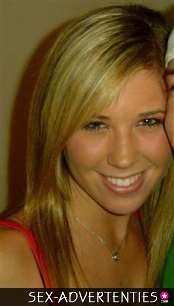 Blondje wil verwend worden!