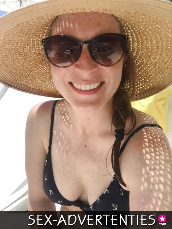 Een schattig meisje is op zoek naar een vriendelijke partner