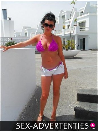 Knappe brunette van 28 zoekt betrouwbare passionele man.