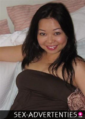 Lekkere Aziatische MILF wilt jou verwennen