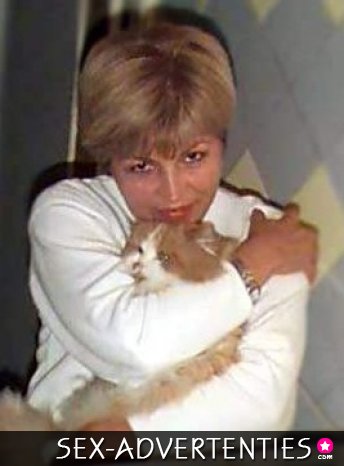 Wil jij deze rijpe dame lekker pakken?