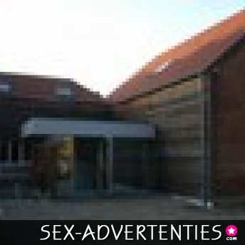 Zeer ruim pand te huur met grote parking